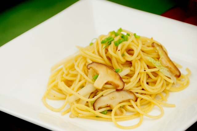 Japanese-style-pasta-of-a-shiitake-and-the-cabbage