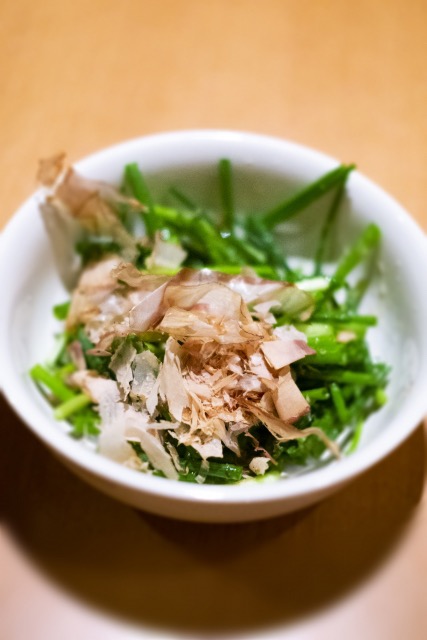 boiled-greens-with-dressing-of-the-chinese-chives-dried-bonito