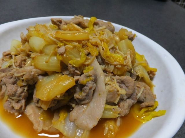 it-is-enoki-mushroom-chinese-cabbage-pork-ginger-roasting