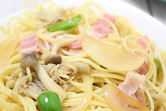 garlic-butter-pasta-of-enoki-mushroom-and-the-bacon
